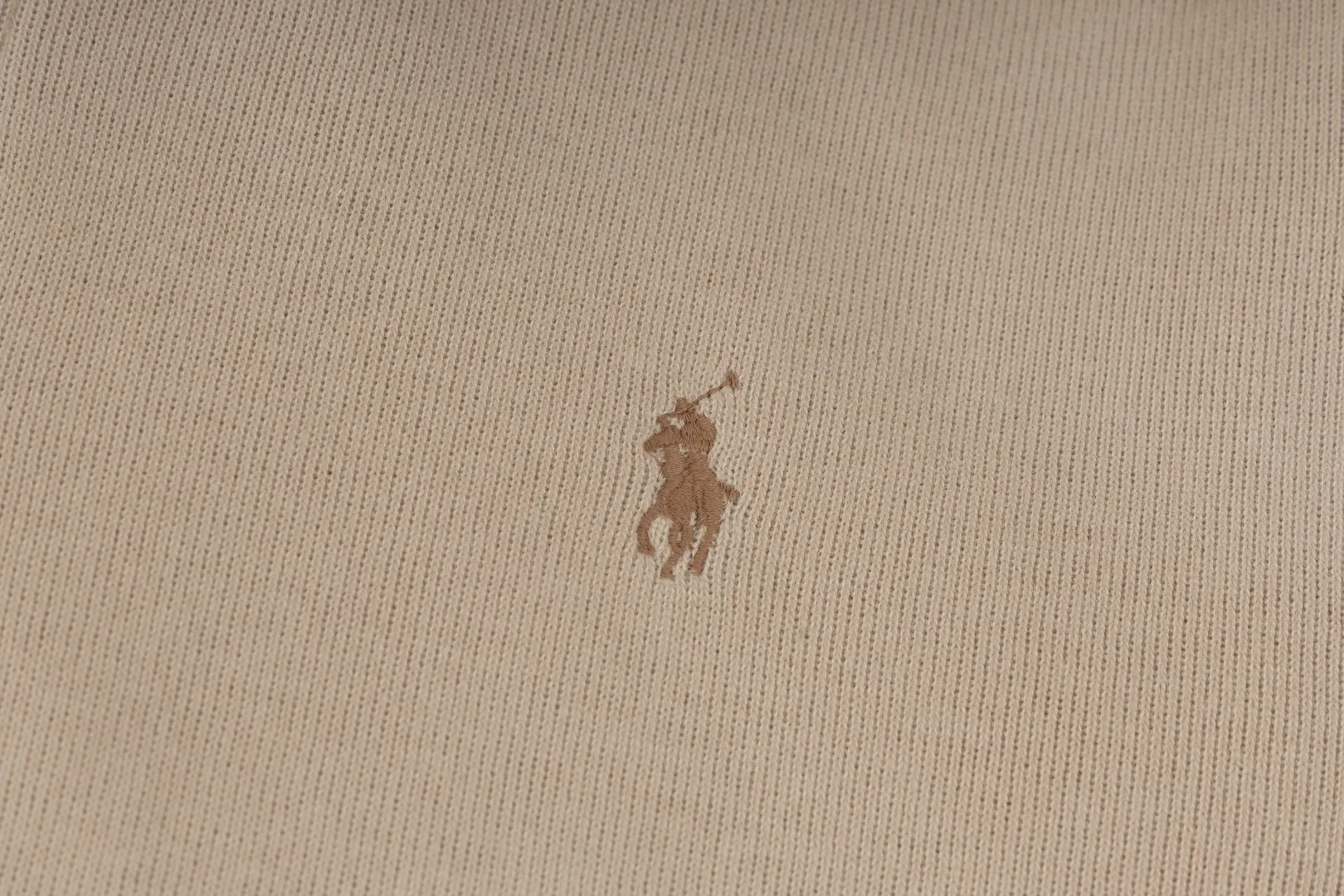 P230 #R97 Ralph lauren twelve-color embroidered pony logo half-zip high-neck long-sleeved knitted sweatshirt. The same style for men and women. New autumn sweatshirts for couples are here! This kind of sweatshirt is really popular this year, even more popular than the hooded sweatshirt. Open the zipper and it can be used as a large lapel, which makes it more fashionable. The color of the classic design of the little war horse on the chest is matched with the embroidery. The simple zipper design echoes the brand logo, so you don’t need to match too much. The sweater version is loose enough! The fabric is custom-woven and dyed 100 cotton. 320g high gram weight 100% cotton knitted cotton with a certain thickness. The fabric is soft and comfortable, and the three-dimensional fabric is full of texture. The stitching is three needles and five threads, which is beautiful and strong. The pattern is also good. Although it is loose, it does not look bulky! - It is not a popular color scheme on the street. The color is pure and highly recommended. The upper body has a particularly high rate of turning heads. Loose style. Big drop shoulder OS style. Same style for men and women. Couple wear. Versatile and practical! Color: Gray, navy, khaki, green label, oatmeal brown label, apricot, black, army green, burgundy, pink, dark gray, light blue, white. Size: S M L XL Length: 70/72/74/76 Bust: 53.5/55.5/57.5/58.5 Shoulder width: 44/45/46/47 Sleeve length: 61/62/63/64
